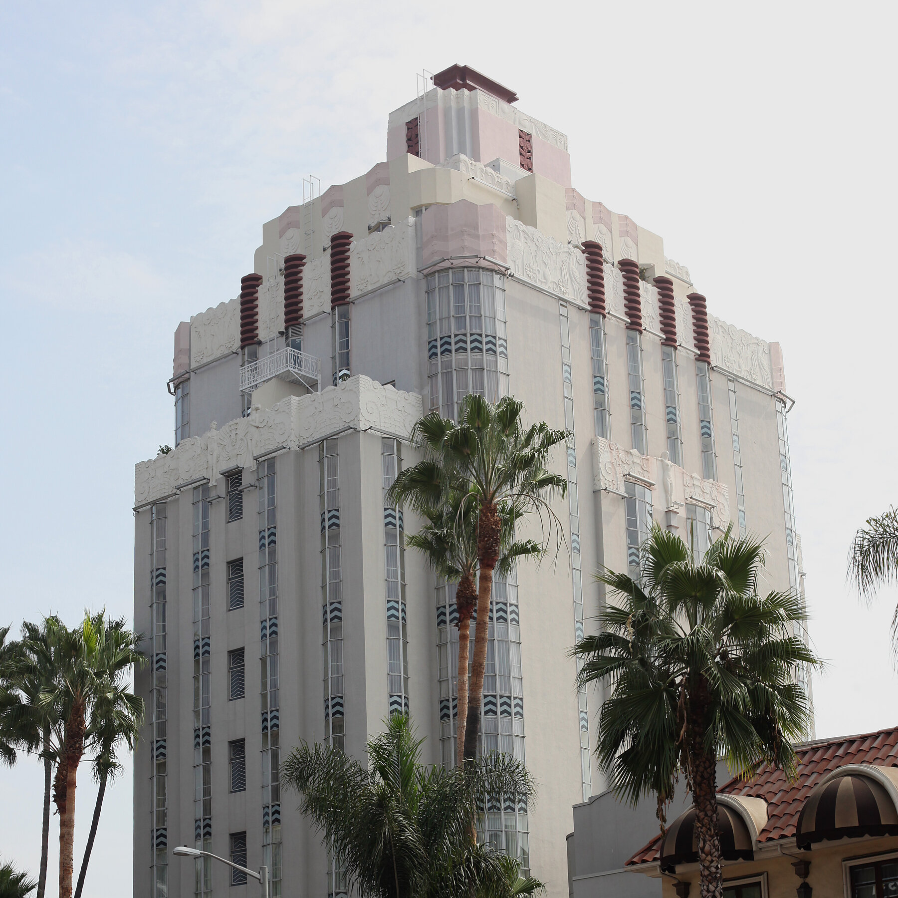 A Hollywood Hotel Fills Up With Evacuees From California Wildfires