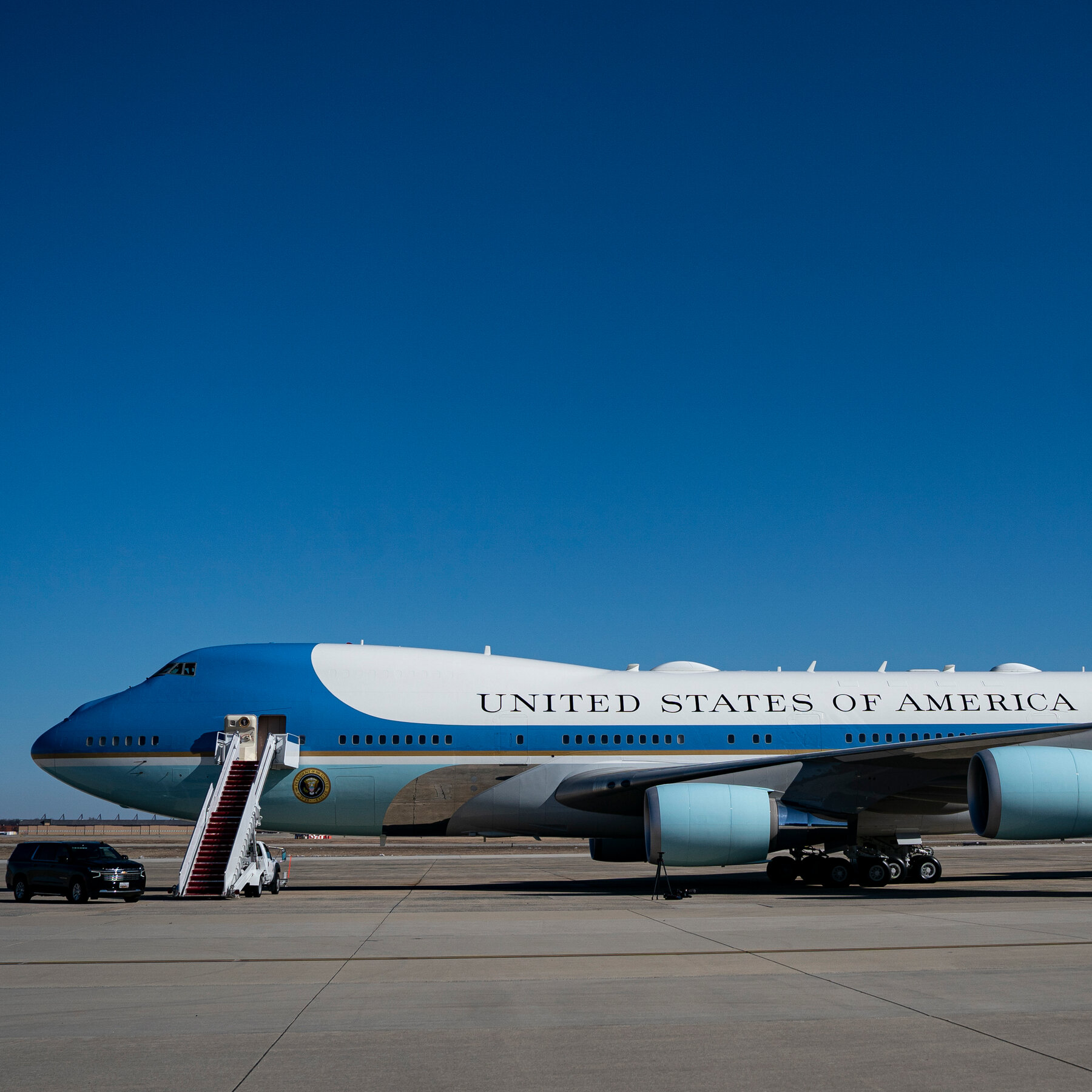 As Trump Seeks New Air Force One Planes, Security Requirements Are Eased