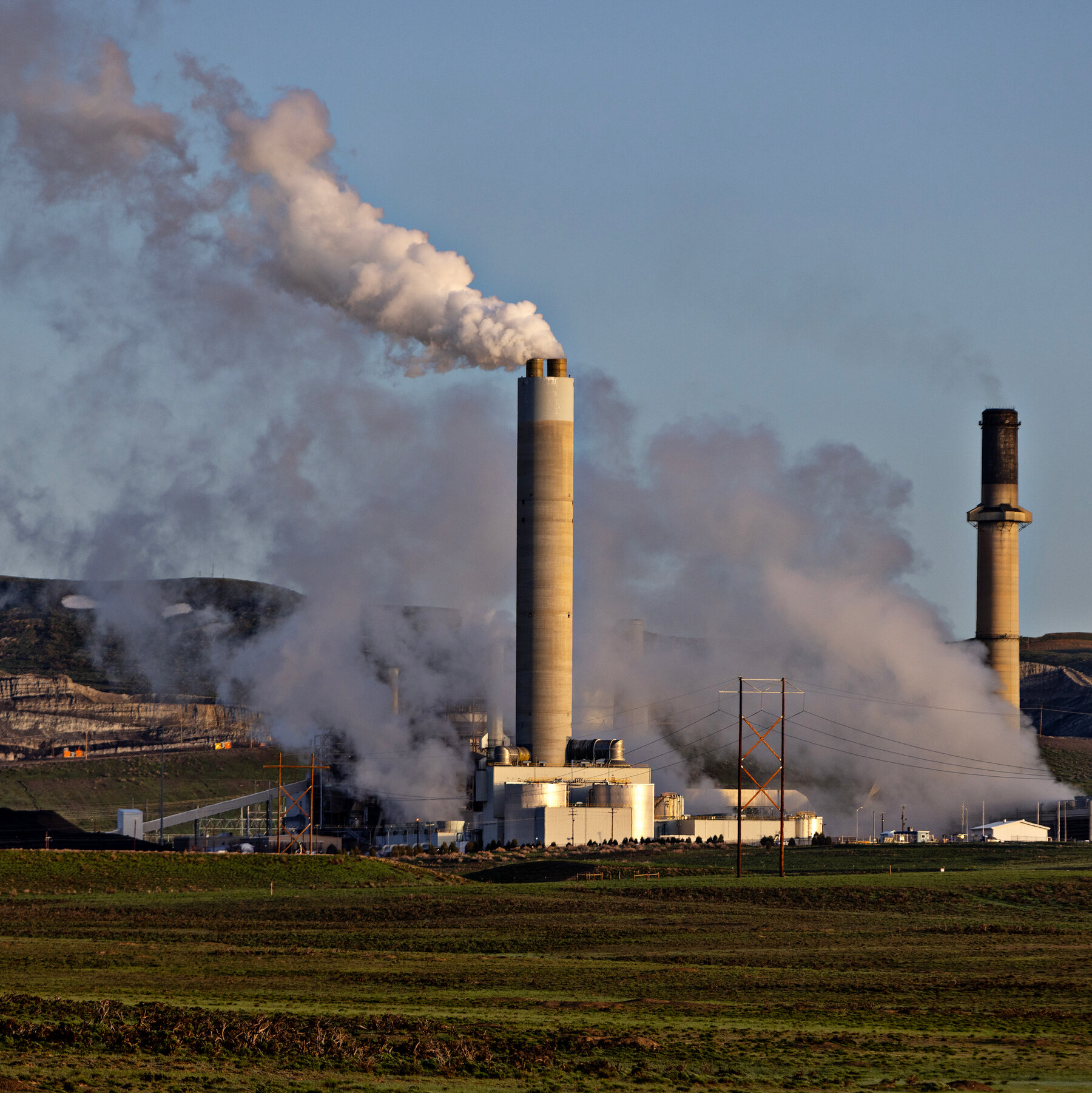 Biden, Headed to the Exit, Sets an Aggressive Climate Goal for the U.S.