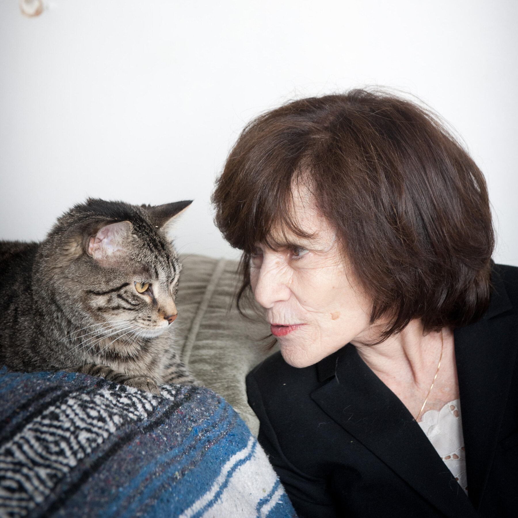 Carole Wilbourn, Who Put Cats on the Couch, Dies at 84