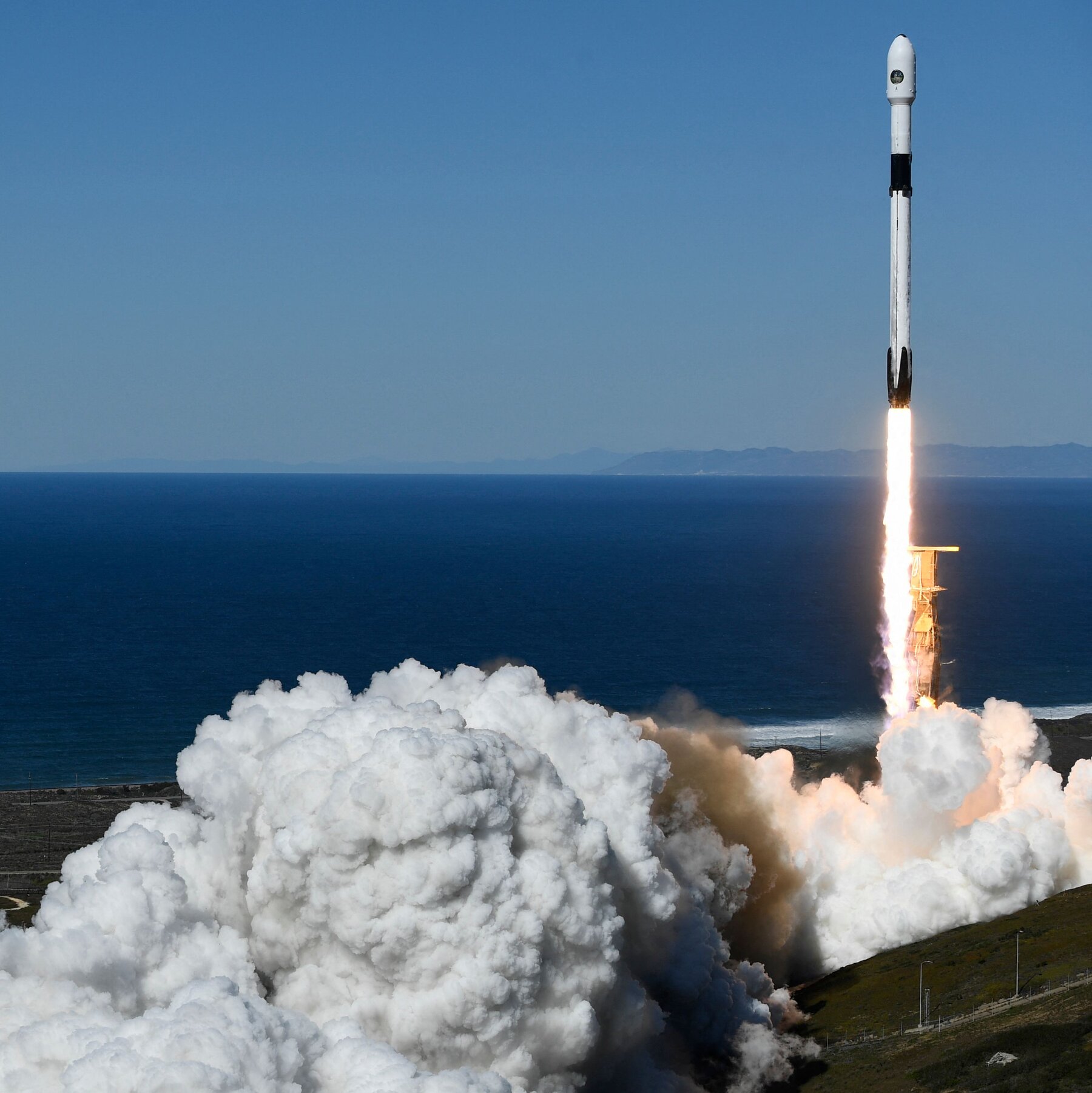 Elon Musk’s SpaceX, Already a Leader in Satellites, Gets Into the Spy Game