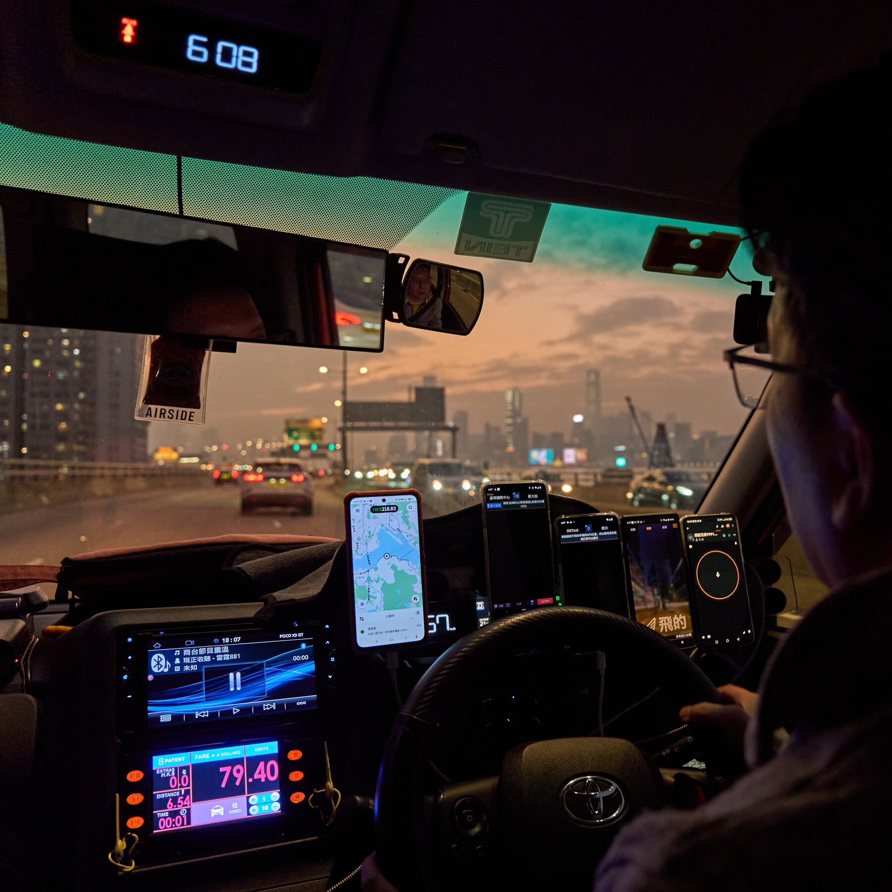 Hong Kong’s Cabbies, Long Scorned and Frustrated, Face the End of an Era