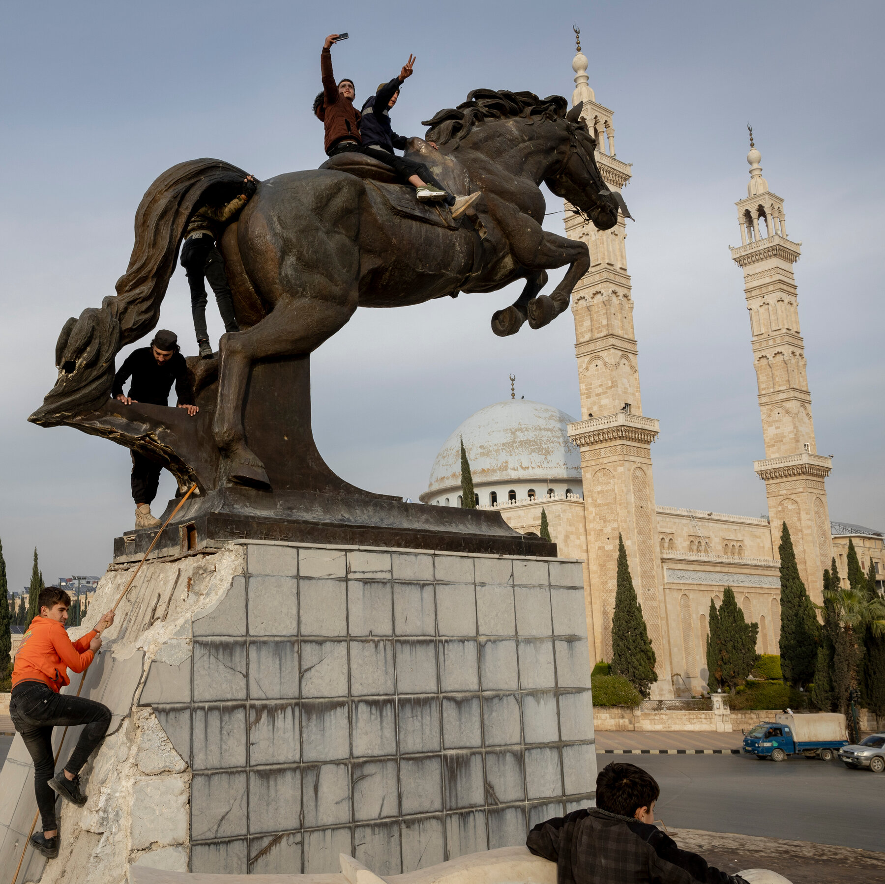 In Aleppo, Jubilant Syrians Return to a Ravaged City and Toppled Monuments