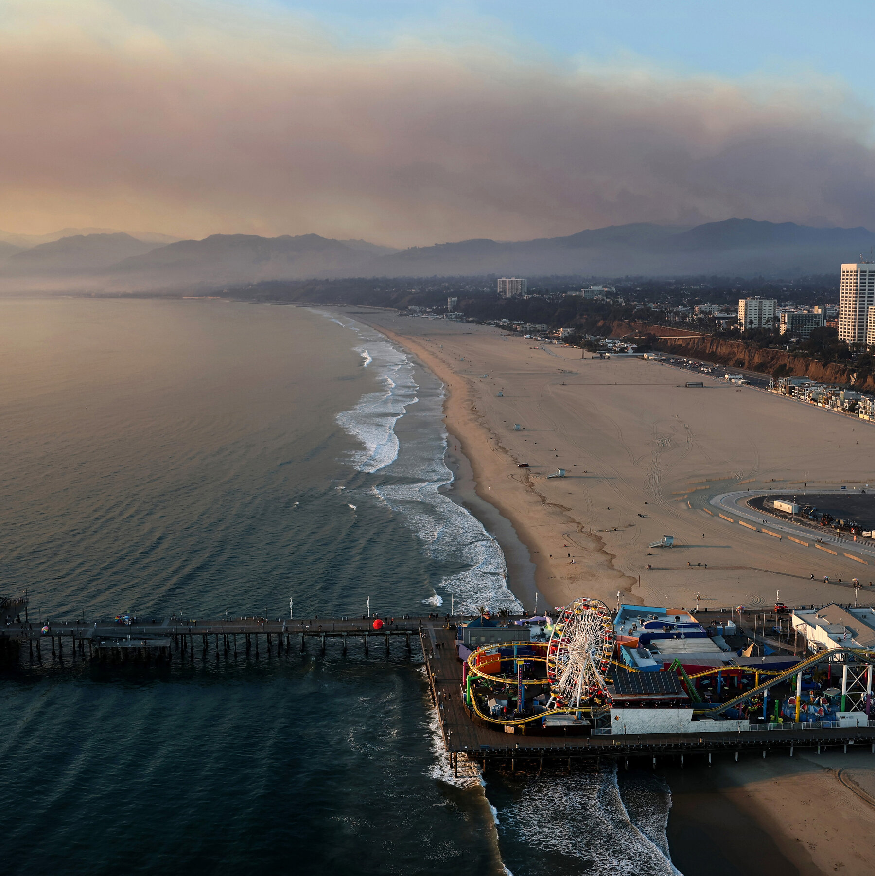 In Los Angeles, Hotels Become a Refuge for Fire Evacuees