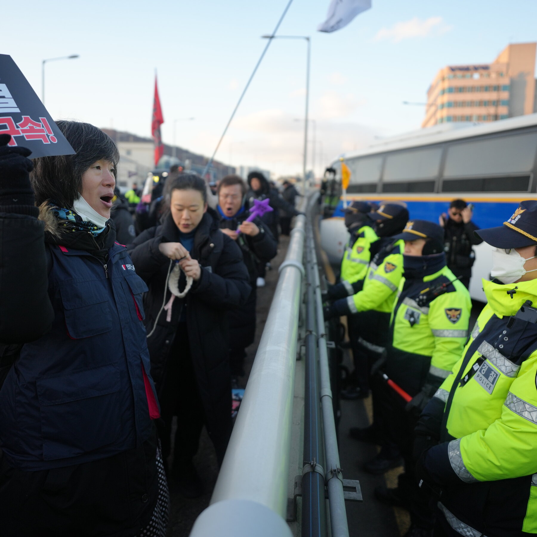 Live Updates: South Korean Officials Thwarted in Attempt to Detain President After Standoff