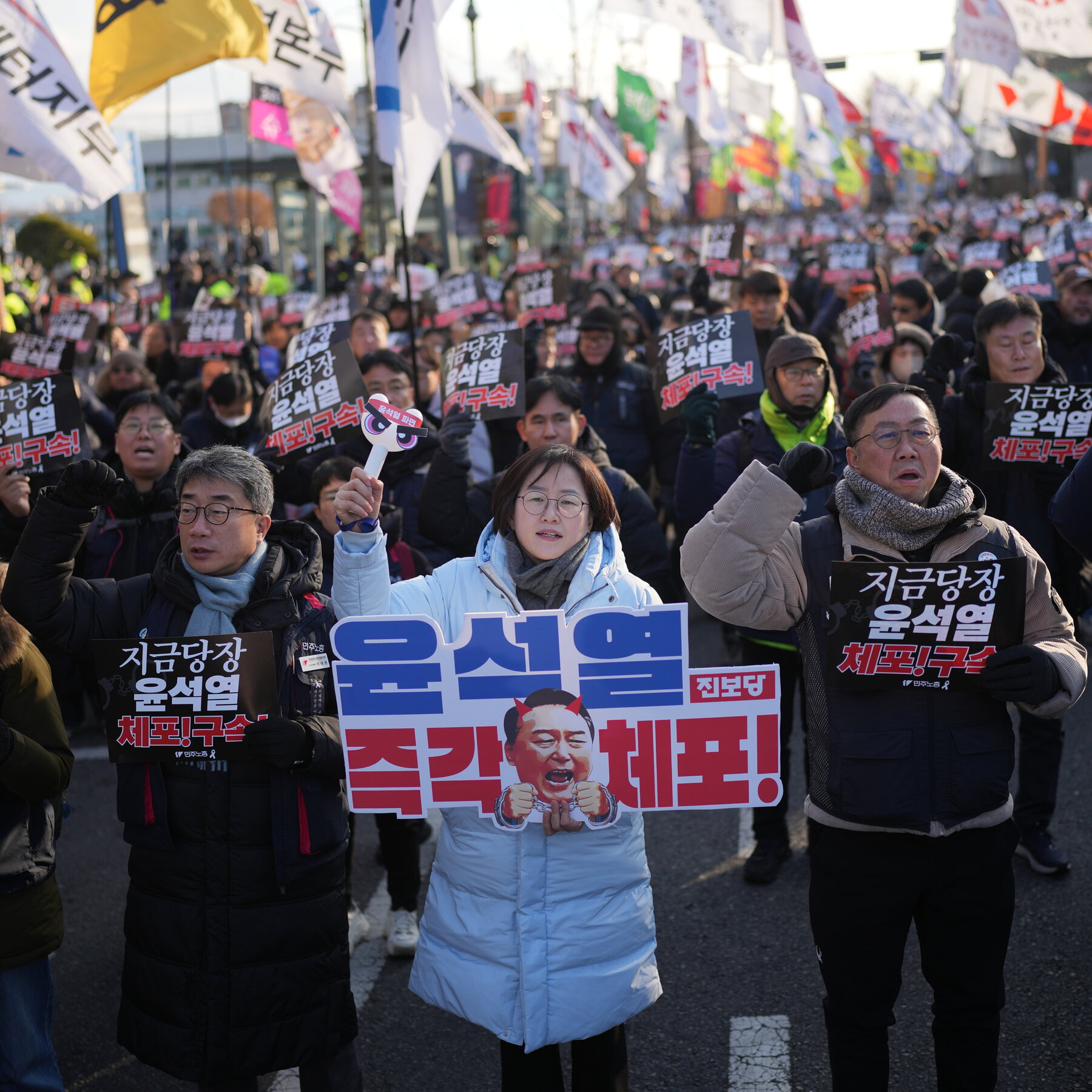 South Korea Fails to Detain Impeached President in Standoff at His Home