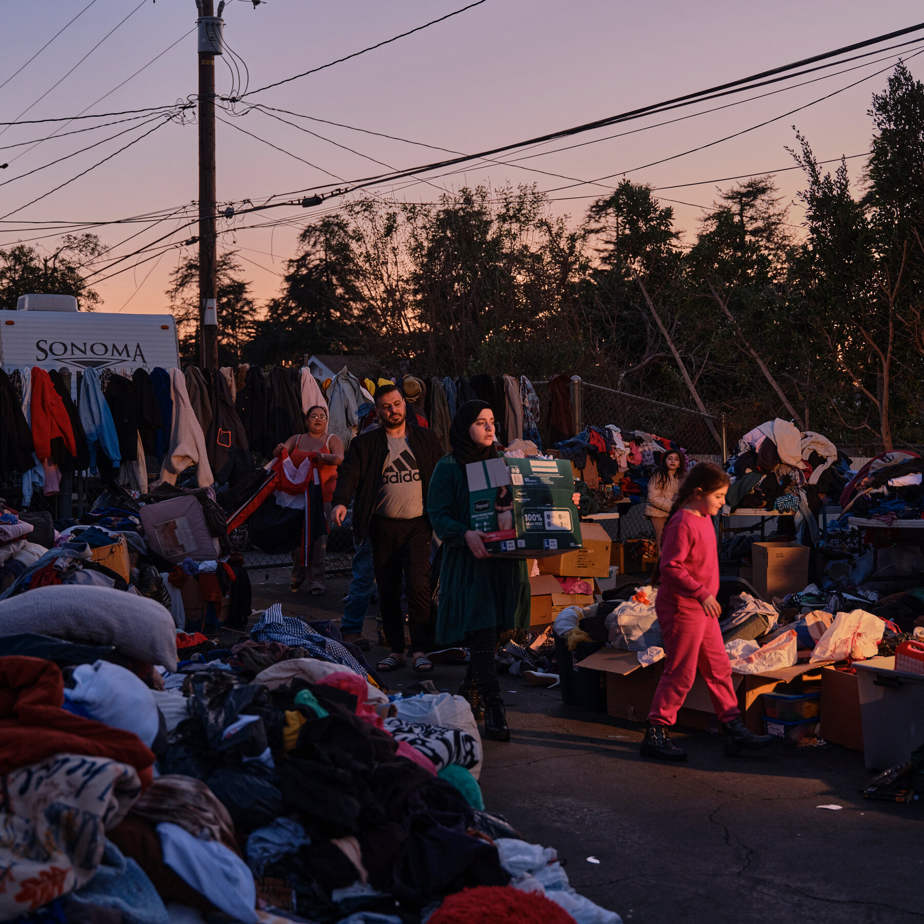 Tacos, Water and ‘Homies’: A Gas Station Becomes a Uniquely L.A. Relief Site