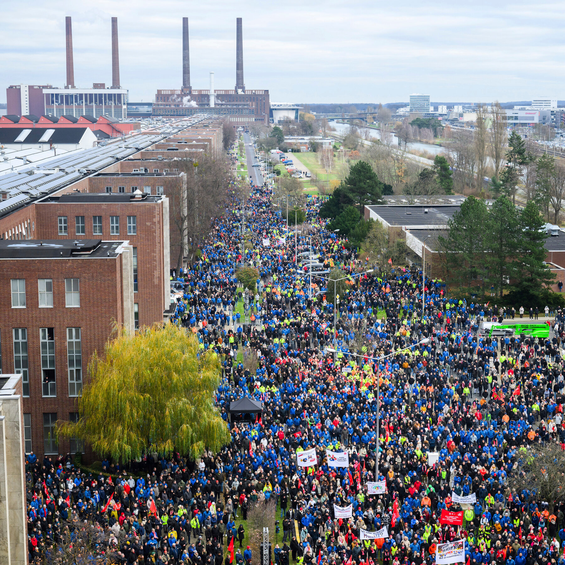 Volkswagen Unions Begin Short Strikes and Threaten More